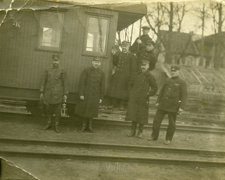 KKE 3881.jpg - Stanisław Świrski – rewizor kolejowu z kolegami, Nowo Święciany.